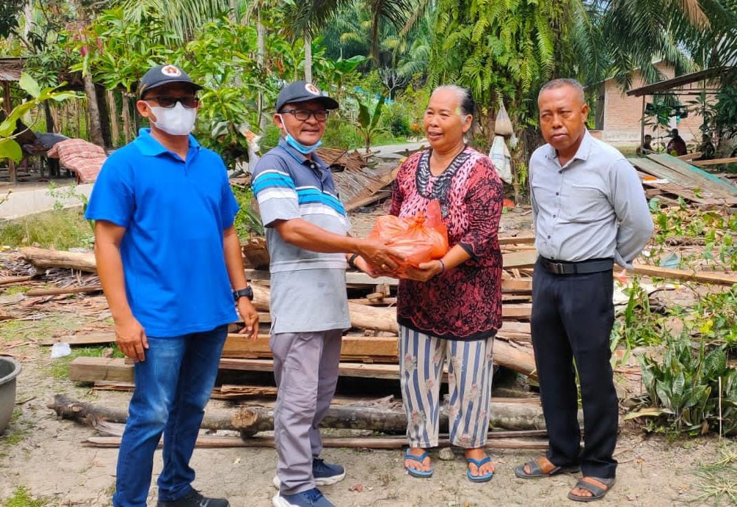 Ketua PWI Sergai Edi Saputra di dampingi Sekretaris Darmawan dan Rubino Wakil Direktur Sahabat Semua (kanan) menyerahkan bantuan sembako kepada Nek Nurdiana.