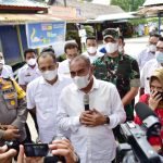 Gubernur Sumatera Utara (Sumut) Edy Rahmayadi bersama Ketua Tim Penggerak Pemberdayaan Kesejahteraan Keluarga (TP PKK) Provinsi Sumut Nawal Lubis meresmikan secara langsung penggunaan Bus Dapur Umum dan Mobil Vaksinasi Keliling Kabupaten Batubara di halaman Rumah Makan 100 Jalan Medan - Kisaran, Desa Sei Suka Deras, Kecamatan Sei Suka, Kabupaten Batubara, Rabu (5/1/2022).