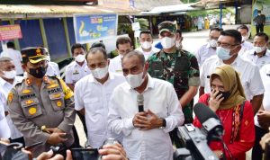 Gubernur Sumatera Utara (Sumut) Edy Rahmayadi bersama Ketua Tim Penggerak Pemberdayaan Kesejahteraan Keluarga (TP PKK) Provinsi Sumut Nawal Lubis meresmikan secara langsung penggunaan Bus Dapur Umum dan Mobil Vaksinasi Keliling Kabupaten Batubara di halaman Rumah Makan 100 Jalan Medan - Kisaran, Desa Sei Suka Deras, Kecamatan Sei Suka, Kabupaten Batubara, Rabu (5/1/2022).