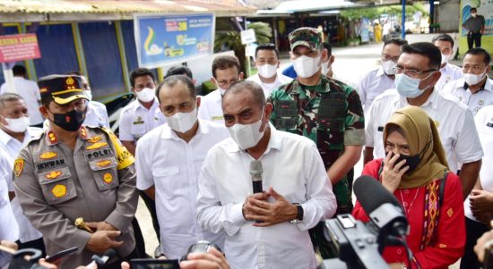 Gubernur Sumatera Utara (Sumut) Edy Rahmayadi bersama Ketua Tim Penggerak Pemberdayaan Kesejahteraan Keluarga (TP PKK) Provinsi Sumut Nawal Lubis meresmikan secara langsung penggunaan Bus Dapur Umum dan Mobil Vaksinasi Keliling Kabupaten Batubara di halaman Rumah Makan 100 Jalan Medan - Kisaran, Desa Sei Suka Deras, Kecamatan Sei Suka, Kabupaten Batubara, Rabu (5/1/2022).