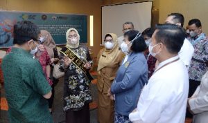 Ketua TP PKK Provinsi Sumatera Utara (Sumut) Nawal Lubis memberikan sambutan sekaligus membuka Lokakarya Pokja Percepatan Penurunan Angka Kematian Ibu dan Bayi Baru Lahir di Hotel Four Points Jalan Gatot Subroto Medan, Senin (31/1).