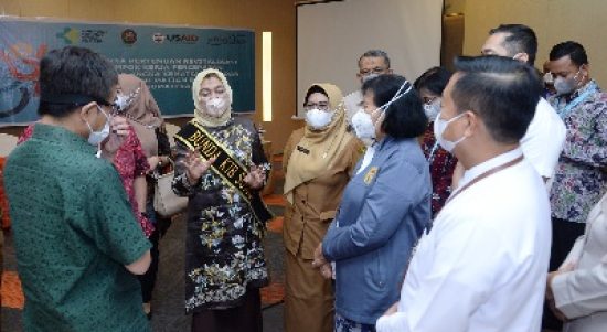 Ketua TP PKK Provinsi Sumatera Utara (Sumut) Nawal Lubis memberikan sambutan sekaligus membuka Lokakarya Pokja Percepatan Penurunan Angka Kematian Ibu dan Bayi Baru Lahir di Hotel Four Points Jalan Gatot Subroto Medan, Senin (31/1).