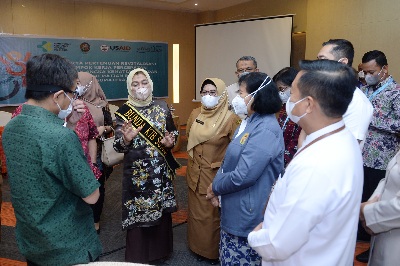 Ketua TP PKK Provinsi Sumatera Utara (Sumut) Nawal Lubis memberikan sambutan sekaligus membuka Lokakarya Pokja Percepatan Penurunan Angka Kematian Ibu dan Bayi Baru Lahir di Hotel Four Points Jalan Gatot Subroto Medan, Senin (31/1).
