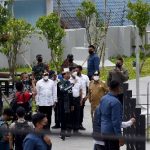 Presiden Republik Indonesia Joko Widodo (Jokowi) bersama Menko Bidang Kemaritiman dan Investasi Luhut Panjaitan, Menteri PUPR Basuki Hadimuljono, Menteri Pariwisata dan Ekonomi Kreatif Sandiaga Uno, Gubernur Sumatera Utara Edy Rahmayadi, Bupati Simalungun Radiapoh Sinaga, dan Wakil Bupati Simalungun Jhonny Waldy, meninjau Kawasan Pantai Bebas Parapat usai meresmikan dan menandatangani prasasti, Rabu (02/02).