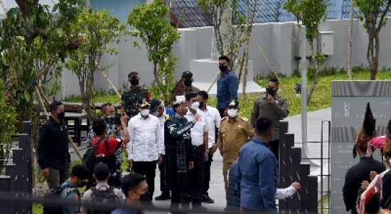 Presiden Republik Indonesia Joko Widodo (Jokowi) bersama Menko Bidang Kemaritiman dan Investasi Luhut Panjaitan, Menteri PUPR Basuki Hadimuljono, Menteri Pariwisata dan Ekonomi Kreatif Sandiaga Uno, Gubernur Sumatera Utara Edy Rahmayadi, Bupati Simalungun Radiapoh Sinaga, dan Wakil Bupati Simalungun Jhonny Waldy, meninjau Kawasan Pantai Bebas Parapat usai meresmikan dan menandatangani prasasti, Rabu (02/02).