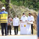 Gubernur Sumatera Utara (Sumut) Edy Rahmayadi mendampingi Presiden RI Joko Widodo (Jokowi) meresmikan pembangunan jalan dan jembatan Balige By Pass (lingkar luar) Kabupaten Toba di Kecamatan Balige, Kabupaten Toba, Rabu (2/2) pagi. Peresmian jalur sepanjang 9,8 km tersebut ditandai Penandatanganan Prasasti di kawasan dekat Jembatan Soposurung
