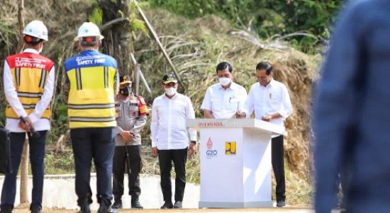 Gubernur Sumatera Utara (Sumut) Edy Rahmayadi mendampingi Presiden RI Joko Widodo (Jokowi) meresmikan pembangunan jalan dan jembatan Balige By Pass (lingkar luar) Kabupaten Toba di Kecamatan Balige, Kabupaten Toba, Rabu (2/2) pagi. Peresmian jalur sepanjang 9,8 km tersebut ditandai Penandatanganan Prasasti di kawasan dekat Jembatan Soposurung