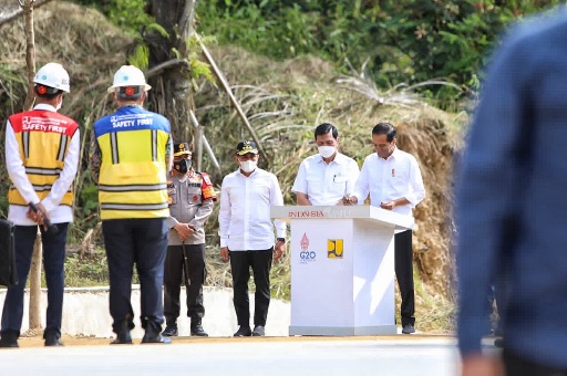 Gubernur Sumatera Utara (Sumut) Edy Rahmayadi mendampingi Presiden RI Joko Widodo (Jokowi) meresmikan pembangunan jalan dan jembatan Balige By Pass (lingkar luar) Kabupaten Toba di Kecamatan Balige, Kabupaten Toba, Rabu (2/2) pagi. Peresmian jalur sepanjang 9,8 km tersebut ditandai Penandatanganan Prasasti di kawasan dekat Jembatan Soposurung