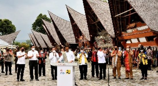 Gubernur Sumut Edy Rahmayadi mendampingi kunjungan Presiden Republik Indonesia Joko Widodo di Kampung Ulos Huta Raja, Desa Lumban Suhi Suhi Toruan, Kecamatan Pangururan, Kabupaten Samosir, Rabu (2/2/2022).