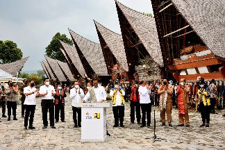Gubernur Sumut Edy Rahmayadi mendampingi kunjungan Presiden Republik Indonesia Joko Widodo di Kampung Ulos Huta Raja, Desa Lumban Suhi Suhi Toruan, Kecamatan Pangururan, Kabupaten Samosir, Rabu (2/2/2022).