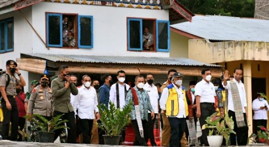 Gubernur Sumut Edy Rahmayadi mendampingi kunjungan Presiden Republik Indonesia Joko Widodo di Kampung Ulos Huta Raja, Desa Lumban Suhi Suhi Toruan, Kecamatan Pangururan, Kabupaten Samosir, Rabu (2/2/2022).
