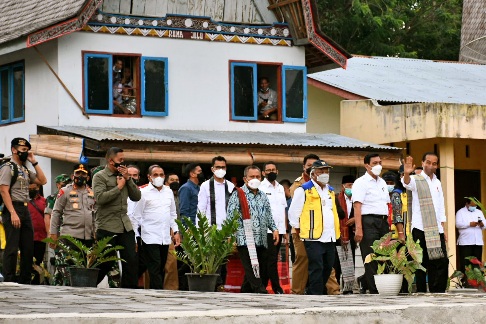 Gubernur Sumut Edy Rahmayadi mendampingi kunjungan Presiden Republik Indonesia Joko Widodo di Kampung Ulos Huta Raja, Desa Lumban Suhi Suhi Toruan, Kecamatan Pangururan, Kabupaten Samosir, Rabu (2/2/2022).
