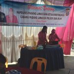 Anggota Bhayangkari ranting Polsek Barumun melakukan atraksi masak dengan adonan pisang goreng krispi dan es buah.