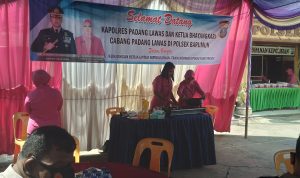 Anggota Bhayangkari ranting Polsek Barumun melakukan atraksi masak dengan adonan pisang goreng krispi dan es buah.