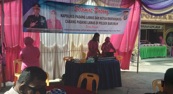 Anggota Bhayangkari ranting Polsek Barumun melakukan atraksi masak dengan adonan pisang goreng krispi dan es buah.