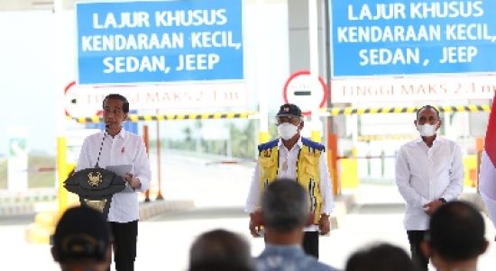 Gubernur Sumatera Utara (Sumut) Edy Rahmayadi mendampingi Presiden RI Joko Widodo (Jokowi) meresmikan Jalan Tol Binjai-Langsa seksi I Binjai-Stabat, sepanjang 11,8 kilometer, Jumat (4/2)