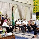 Gubernur Sumatera Utara (Sumut) Edy Rahmayadi mengikuti rapat koordinasi terbatas perkembangan kasus Covid-19 dan evaluasi Pemberlakuan Pembatasan Kegiatan Masyarakat (PPKM) diluar Jawa-Bali di Rumah Jabatan Gubernur Sumut, Jalan Sudirman Medan, Sabtu (5/2/2022).Rapat tersebut dilaksanakan secara virtual yang dipimpin oleh menterian Koordinator Bidang Perekonomian sebelumnya bernama Menteri Koordinator Bidang Ekonomi, Keuangan, dan Industri, Airlangga Hartarto