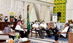 Gubernur Sumatera Utara (Sumut) Edy Rahmayadi mengikuti rapat koordinasi terbatas perkembangan kasus Covid-19 dan evaluasi Pemberlakuan Pembatasan Kegiatan Masyarakat (PPKM) diluar Jawa-Bali di Rumah Jabatan Gubernur Sumut, Jalan Sudirman Medan, Sabtu (5/2/2022).Rapat tersebut dilaksanakan secara virtual yang dipimpin oleh menterian Koordinator Bidang Perekonomian sebelumnya bernama Menteri Koordinator Bidang Ekonomi, Keuangan, dan Industri, Airlangga Hartarto