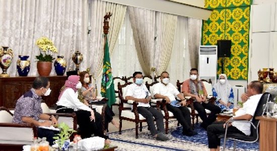 Gubernur Sumatera Utara (Sumut) Edy Rahmayadi mengikuti rapat koordinasi terbatas perkembangan kasus Covid-19 dan evaluasi Pemberlakuan Pembatasan Kegiatan Masyarakat (PPKM) diluar Jawa-Bali di Rumah Jabatan Gubernur Sumut, Jalan Sudirman Medan, Sabtu (5/2/2022).Rapat tersebut dilaksanakan secara virtual yang dipimpin oleh menterian Koordinator Bidang Perekonomian sebelumnya bernama Menteri Koordinator Bidang Ekonomi, Keuangan, dan Industri, Airlangga Hartarto