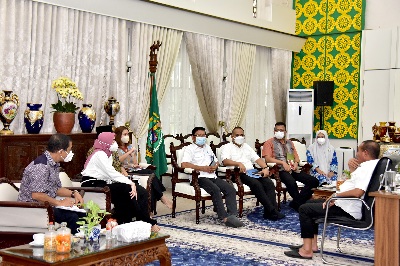 Gubernur Sumatera Utara (Sumut) Edy Rahmayadi mengikuti rapat koordinasi terbatas perkembangan kasus Covid-19 dan evaluasi Pemberlakuan Pembatasan Kegiatan Masyarakat (PPKM) diluar Jawa-Bali di Rumah Jabatan Gubernur Sumut, Jalan Sudirman Medan, Sabtu (5/2/2022).Rapat tersebut dilaksanakan secara virtual yang dipimpin oleh menterian Koordinator Bidang Perekonomian sebelumnya bernama Menteri Koordinator Bidang Ekonomi, Keuangan, dan Industri, Airlangga Hartarto