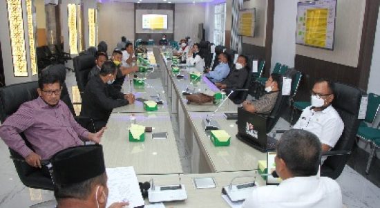 Sekretaris Dinas Komunikasi dan Informatika (Kominfo) Provinsi Sumatera Utara (Sumut) Iwan Sutani Siregar mewakili Kepala Dinas Kominfo menerima Kunjungan Kerja rombongan Komisi B DPRD Kabupaten Asahan terkait konsultasi tentang Pengelolaan Informasi dan Komunikasi Publik Daerah di Aula Transparansi Kantor Diskominfo Sumut Jalan H.M Said Nomor 27 Medan, Rabu (9/2)