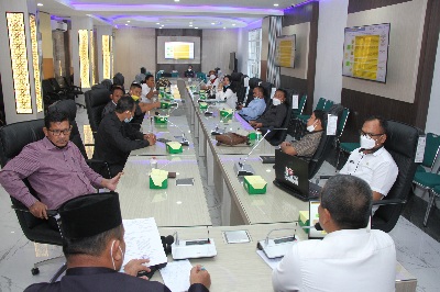 Sekretaris Dinas Komunikasi dan Informatika (Kominfo) Provinsi Sumatera Utara (Sumut) Iwan Sutani Siregar mewakili Kepala Dinas Kominfo menerima Kunjungan Kerja rombongan Komisi B DPRD Kabupaten Asahan terkait konsultasi tentang Pengelolaan Informasi dan Komunikasi Publik Daerah di Aula Transparansi Kantor Diskominfo Sumut Jalan H.M Said Nomor 27 Medan, Rabu (9/2)