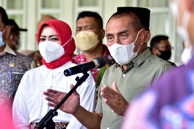Gubernur Sumatera Utara (Sumut) Edy Rahmayadi melaksanakan silaturahmi dengan para Tokoh Adat, Tokoh Agama dan Tokoh Budaya dalam rangka penyuluhan tatanan kehidupan baru Covid 19 di Aula Tengku Rizal Nurdin, Rumah Dinas Gubernur Sumut, Jalan Sudirman Medan, Jumat (11/2/2022)
