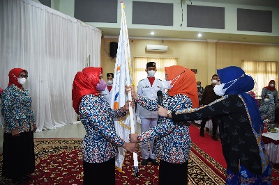 Ketua Gerakan Pemasyarakatan Minat Baca (GPMB) Provinsi Sumatera Utara Nawal Lubis menyerahkan Pataka kepada Rosmaida Saragih Darma Wijaya yang dilantik sebagai Ketua Pengurus Daerah GPMB Kabupaten Serdanbedagai Periode 2021-2025, di Aula Sultan Serdang, Sei Rampah Kabupaten Serdangbedagai, Jum'at (11/02). Turut hadir pada acara tersebut Bupati Serdangbedagai Darma Wijaya.