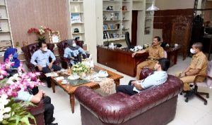 Plt Kepala Dinas Komunikasi dan Informatika Provinsi Sumut Kaiman Turnip menerima audiensi Magister Ilmu Komunikasi Sekolah Pascasarjana Universitas Muhammadiyah Sumatera Utara (UMSU) di Kantor Dinas Komunikasi dan Informatika Provinsi Sumut, Jalan HM Said No. 27, Medan, Senin (21/2/2022).