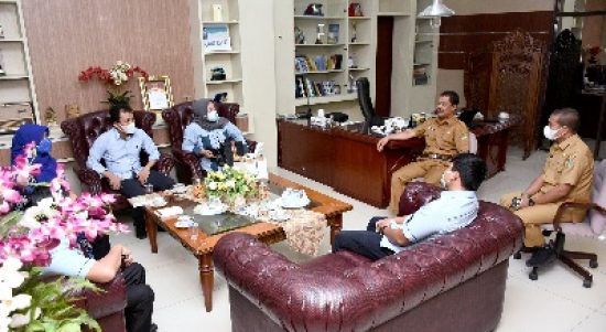 Plt Kepala Dinas Komunikasi dan Informatika Provinsi Sumut Kaiman Turnip menerima audiensi Magister Ilmu Komunikasi Sekolah Pascasarjana Universitas Muhammadiyah Sumatera Utara (UMSU) di Kantor Dinas Komunikasi dan Informatika Provinsi Sumut, Jalan HM Said No. 27, Medan, Senin (21/2/2022).
