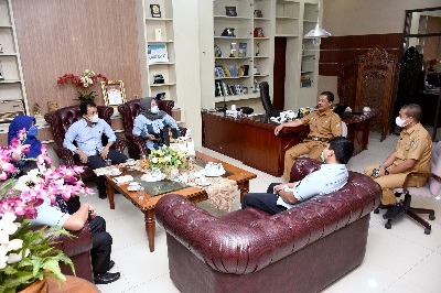 Plt Kepala Dinas Komunikasi dan Informatika Provinsi Sumut Kaiman Turnip menerima audiensi Magister Ilmu Komunikasi Sekolah Pascasarjana Universitas Muhammadiyah Sumatera Utara (UMSU) di Kantor Dinas Komunikasi dan Informatika Provinsi Sumut, Jalan HM Said No. 27, Medan, Senin (21/2/2022).