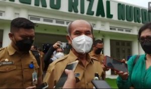 Larso Marbun saat dikonfirmasi wartawan