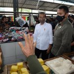Presiden Republik Indonesia Joko Widodo didampingi Gubernur Sumatera Utara (Sumut) Edy Rahmayadi menyerahkan bantuan modal kepada pedagang di Pasar Kebun Lada Jalan Perintis Kemerdekaan, Kecamatan Binjai Utara, Kota Binjai, Jumat (4/2).