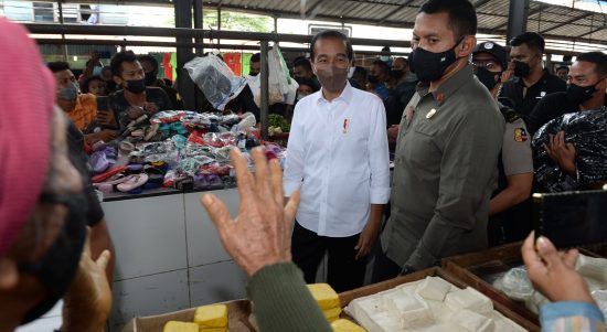 Presiden Republik Indonesia Joko Widodo didampingi Gubernur Sumatera Utara (Sumut) Edy Rahmayadi menyerahkan bantuan modal kepada pedagang di Pasar Kebun Lada Jalan Perintis Kemerdekaan, Kecamatan Binjai Utara, Kota Binjai, Jumat (4/2).