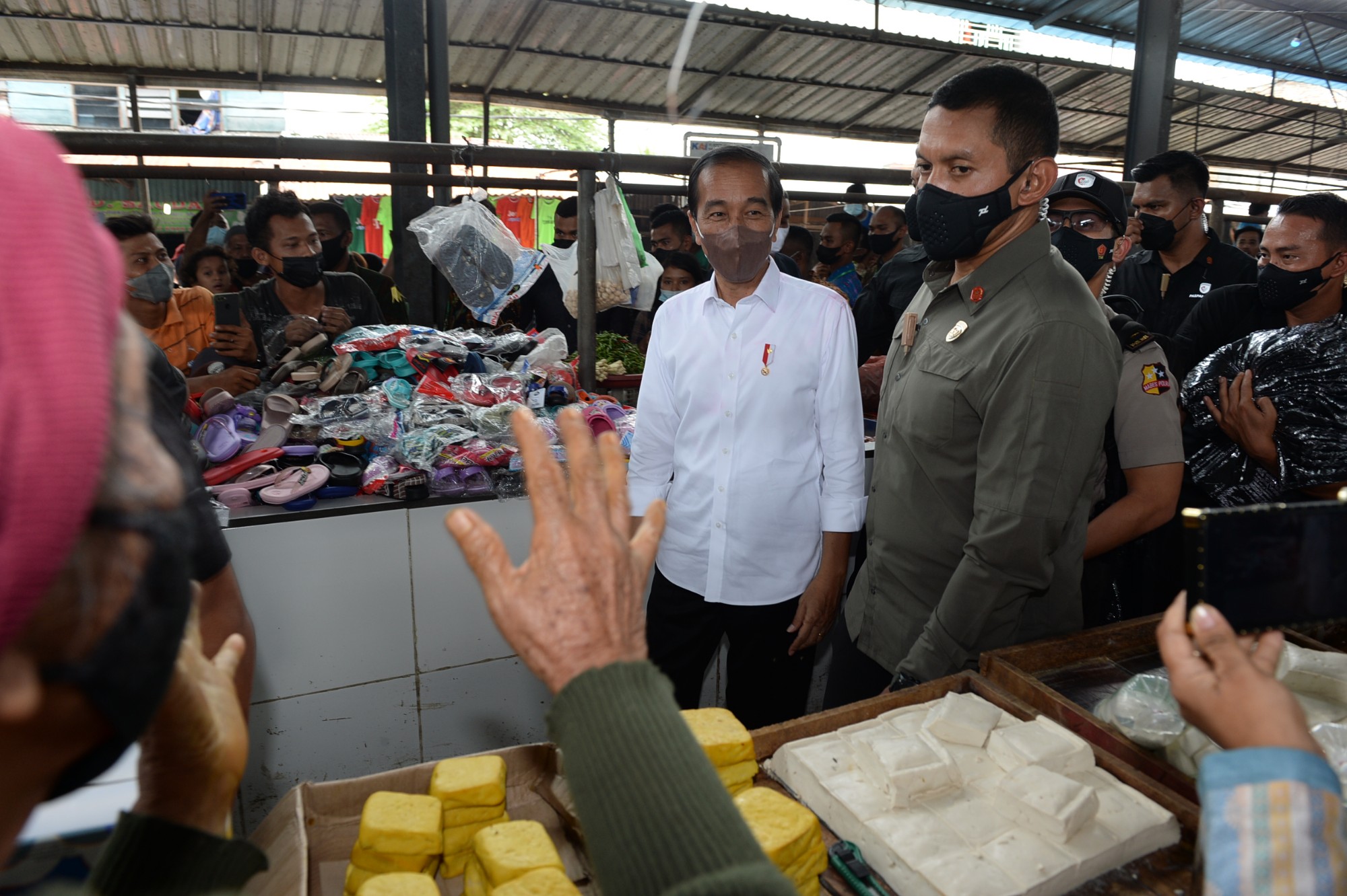 Presiden Republik Indonesia Joko Widodo didampingi Gubernur Sumatera Utara (Sumut) Edy Rahmayadi menyerahkan bantuan modal kepada pedagang di Pasar Kebun Lada Jalan Perintis Kemerdekaan, Kecamatan Binjai Utara, Kota Binjai, Jumat (4/2).