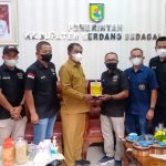 Ketua PWI Sergai Edi Sahputra menyerahkan plakat ucapan terima kasih kepada Bupati Sergai H. Darma Wijaya.