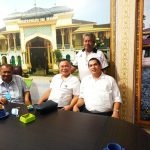 Ketua Umum PB PERVI Ahmad Khaliq Umar, SE foto bersama dengan dua Pembina PB PERVI H. Syamsul Arifin, SE dan H. Hasrul Azwar.