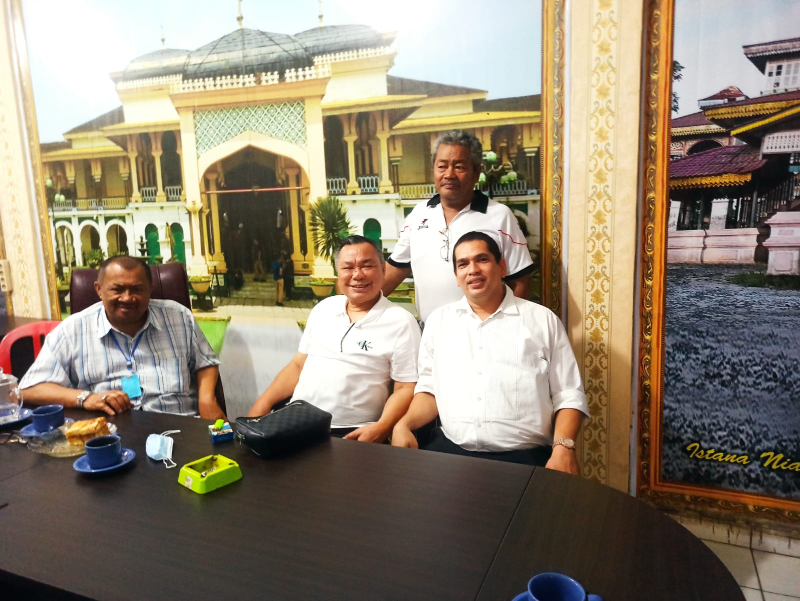 Ketua Umum PB PERVI Ahmad Khaliq Umar, SE foto bersama dengan dua Pembina PB PERVI H. Syamsul Arifin, SE dan H. Hasrul Azwar.