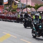 Presiden Republik Indonesia Joko Widodo (Jokowi) melintas di Jalan Siantar Tiga Raja, Girsang Sipangan Bolon, Kabupaten Simalungun, Sumatera Utara, dengan memakai sepeda motor