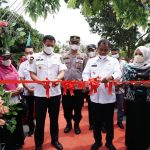 Bupati Serdang Bedagai (Sergai) H Darma Wijaya didamping Wabup Adlin Tambunan (kiri) meresmikan jalan di Desa Bajaronggi Kecamatan Dolok Masihul, Rabu (2/2/2022).