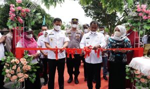 Bupati Serdang Bedagai (Sergai) H Darma Wijaya didamping Wabup Adlin Tambunan (kiri) meresmikan jalan di Desa Bajaronggi Kecamatan Dolok Masihul, Rabu (2/2/2022).