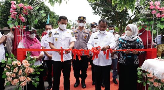 Bupati Serdang Bedagai (Sergai) H Darma Wijaya didamping Wabup Adlin Tambunan (kiri) meresmikan jalan di Desa Bajaronggi Kecamatan Dolok Masihul, Rabu (2/2/2022).