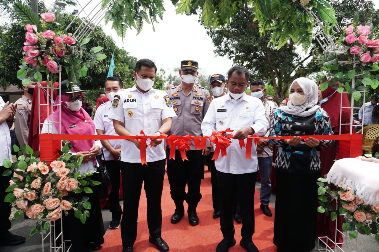 Bupati Serdang Bedagai (Sergai) H Darma Wijaya didamping Wabup Adlin Tambunan (kiri) meresmikan jalan di Desa Bajaronggi Kecamatan Dolok Masihul, Rabu (2/2/2022).