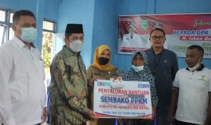 Ket fhoto Iskan Qolba Menyerahkan kunci dan Stnk kepada Zilpardi penyandang disabilitas asal hutaraja kecamatan siabu.