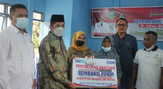 Ket fhoto Iskan Qolba Menyerahkan kunci dan Stnk kepada Zilpardi penyandang disabilitas asal hutaraja kecamatan siabu.