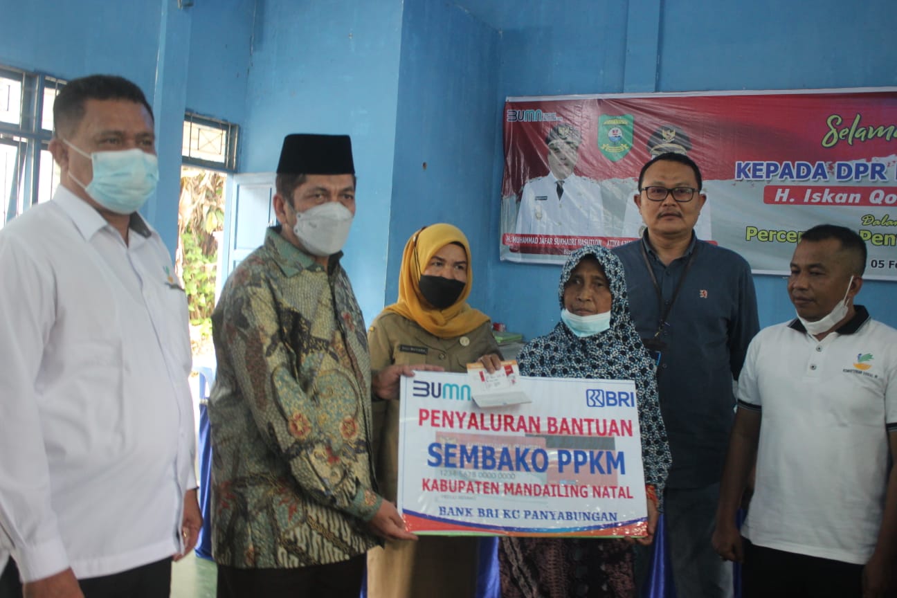 Ket fhoto Iskan Qolba Menyerahkan kunci dan Stnk kepada Zilpardi penyandang disabilitas asal hutaraja kecamatan siabu.
