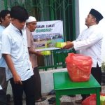 Suasana berlangsungnya pembagian Nasi Kotak sebagai kegiatan program "Jum'at Berbagi" yang digelar PD DMI Kota Padangsidimpuan, Jum'at (04/02/2022) siang.