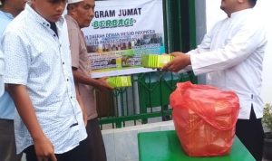 Suasana berlangsungnya pembagian Nasi Kotak sebagai kegiatan program "Jum'at Berbagi" yang digelar PD DMI Kota Padangsidimpuan, Jum'at (04/02/2022) siang.