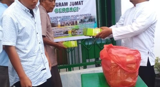 Suasana berlangsungnya pembagian Nasi Kotak sebagai kegiatan program "Jum'at Berbagi" yang digelar PD DMI Kota Padangsidimpuan, Jum'at (04/02/2022) siang.
