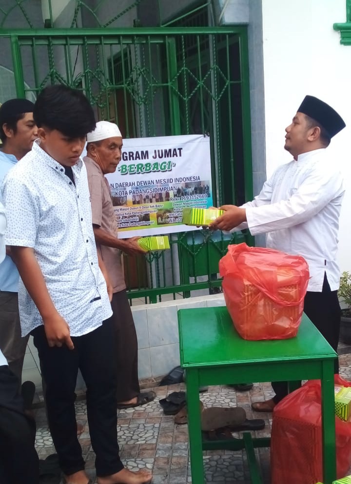 Suasana berlangsungnya pembagian Nasi Kotak sebagai kegiatan program "Jum'at Berbagi" yang digelar PD DMI Kota Padangsidimpuan, Jum'at (04/02/2022) siang.